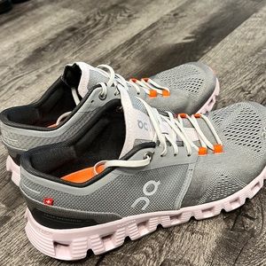 ON CloudX size 7.5. Worn once. Too small for me. Lightweight.